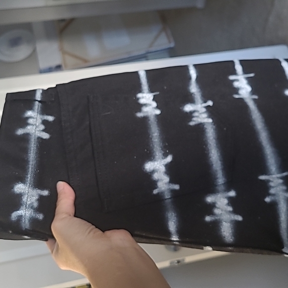 Airbrushed Barbed wire Jeans - Picture 4 of 4